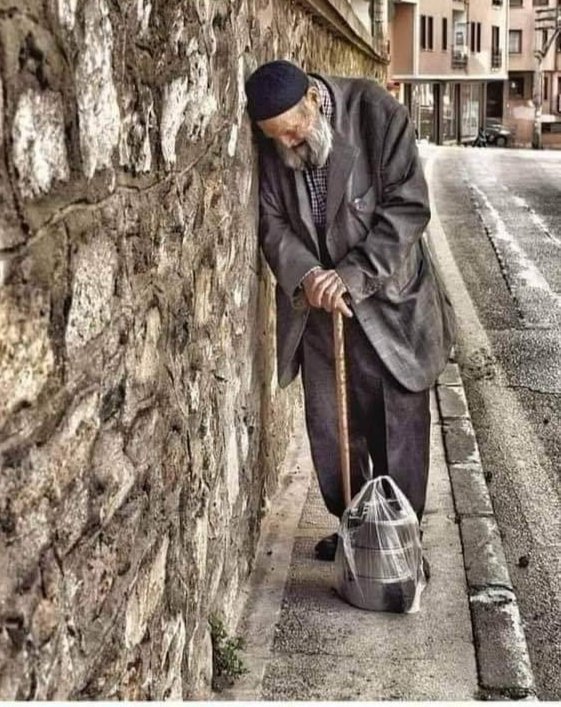 60-70 sene herkesi her şeyi taşırsında, sonra kendini taşıyamazsın... Allah (cc) malın da, evladın da, eş dost akrabanın da hayırlısını versin. Âmiň. 🤲