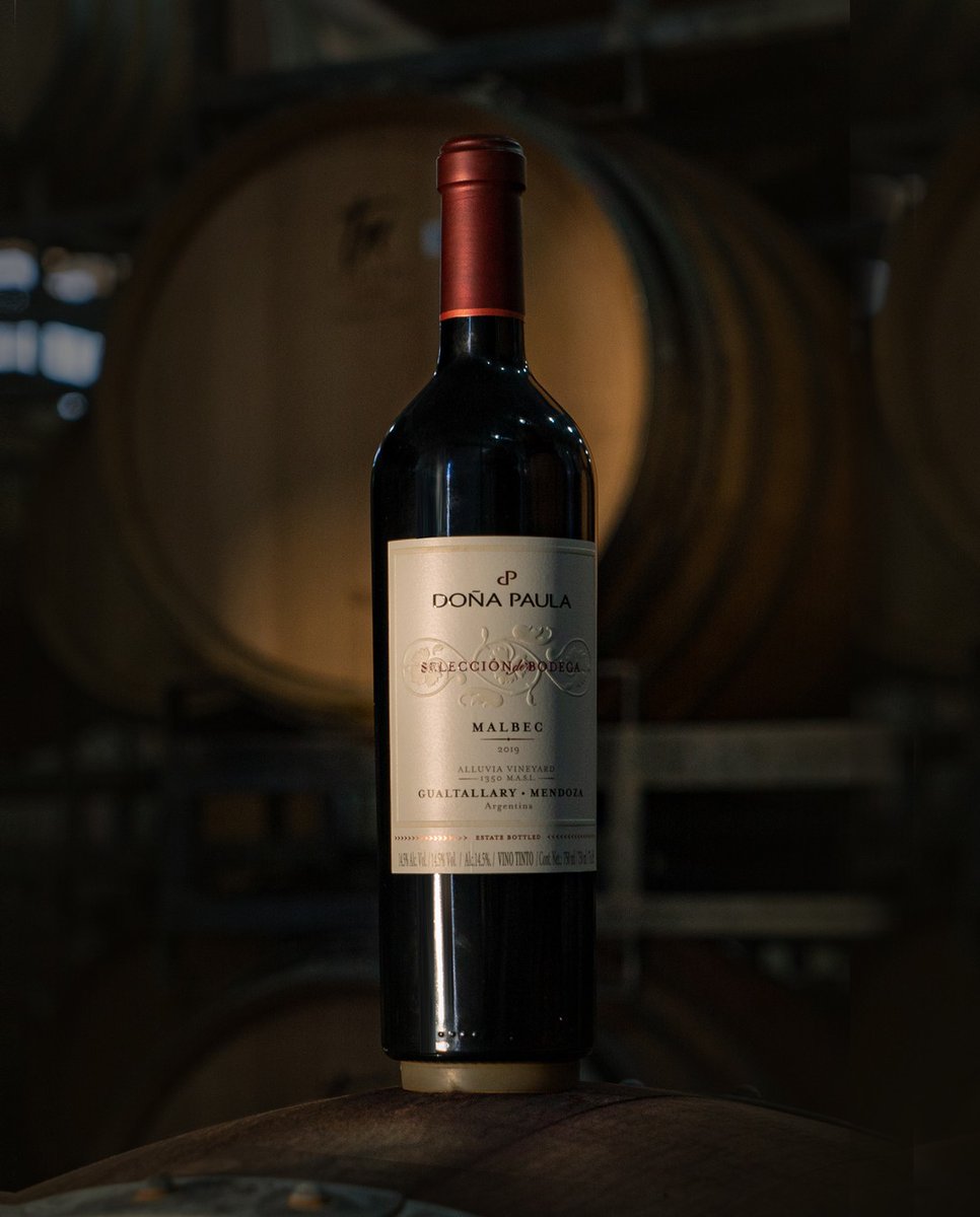 La virtuosa sucesión de tres selecciones esenciales para alcanzar una auténtica Selección Maestra. Experimenta la verdadera esencia de nuestro terroir de altura con Doña Paula Selección de Bodega.