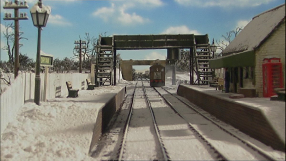 The platform used for Bluff's Cove from the old Drayton layout is definitely not the same one from the show. Not sure which station it was used for but my best guess is platform 2 of Dryaw
