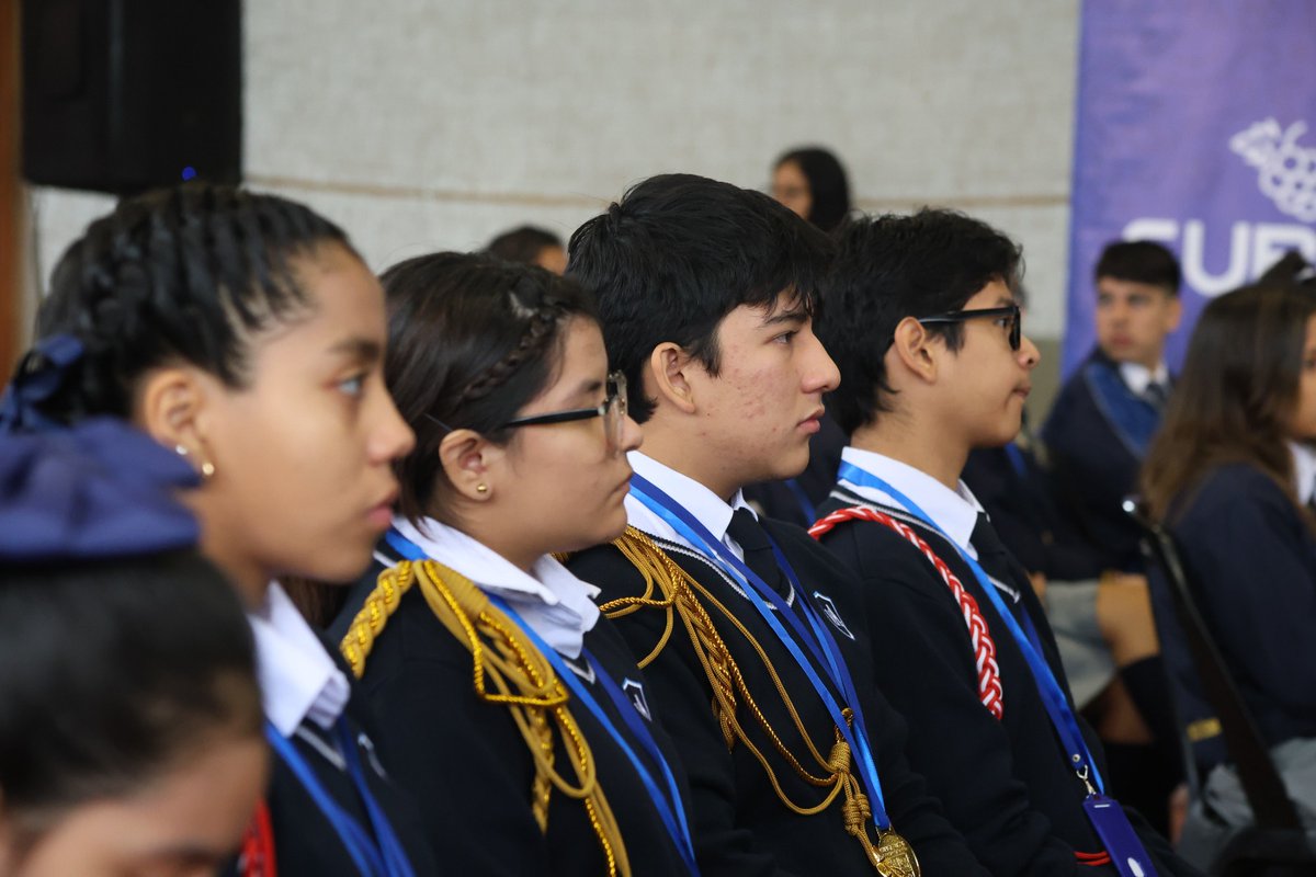 Nuestro alcalde, @Carlos_Bruce, tomó juramento a los integrantes del Parlamento y Municipio Escolar 2024 de Santiago de Surco, reafirmando la importancia de vivir en democracia e inspirar a nuestros jóvenes a participar activamente y liderar con integridad.🌟 #SurcoSigueMejorando