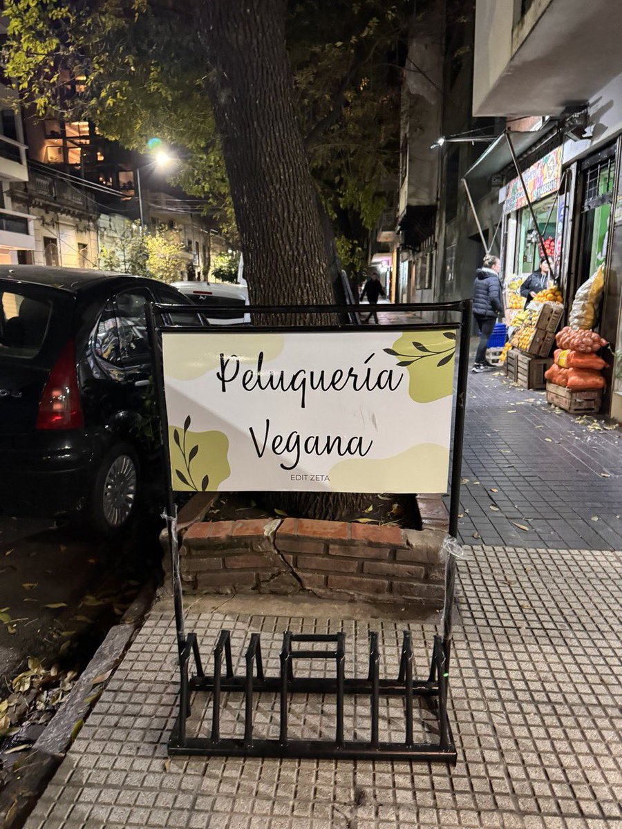 “Palermo”

Porque en ese barrio porteño abrió una “peluquería vegana”.