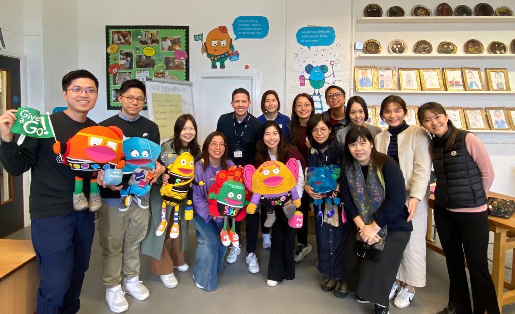 SurreySqSchool's tweet photo. Brilliant to welcome visitors from Ednovators to SSq this week - all the way from Hong Kong.
We shared our mission, our signature practices and, of course, our #corevalue characters. #TeamSSq #MoreThanASchool https://t.co/72JdpWfWVT