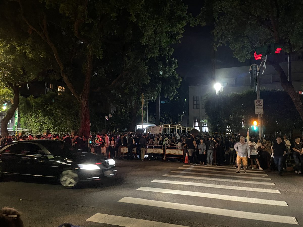 After Speaker Han had called a recess at midnight and a group of DPP legislators came out to speak to the protestors, the crowd began to disperse. The legislature is scheduled to resume its deliberation of the KMT’s controversial bills on Tuesday.