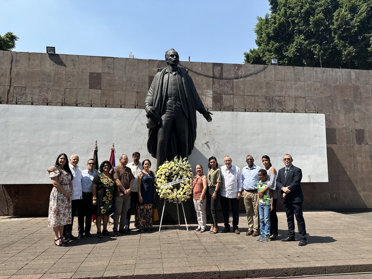 Rendimos homenaje a José Martí a nombre de todos los cubanos🇨🇺 en México🇲🇽, en el marco del 129 aniv. de su caída en combate. Desde el centro que lleva su nombre en CDMX, y su bella estatua, reafirmamos el humanismo y la solidaridad que lo impregnó en el corazón de los pueblos.