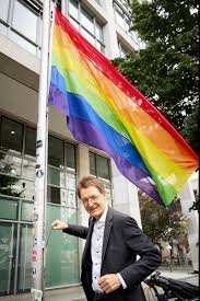 Übergriffig ist der mediale #LGBTQ_Hype, angeheizt durch die Vertretenden des 🇩🇪 Bundestages, welche plötzlich alle dem Hype voran laufen, um als wählbar zu gelten für diese marginale #LGBTQ Minderheit.🙄 Eine andere Form der 'Wähler-Prostitution.' Das ist zum Kotzen. 🤮😠