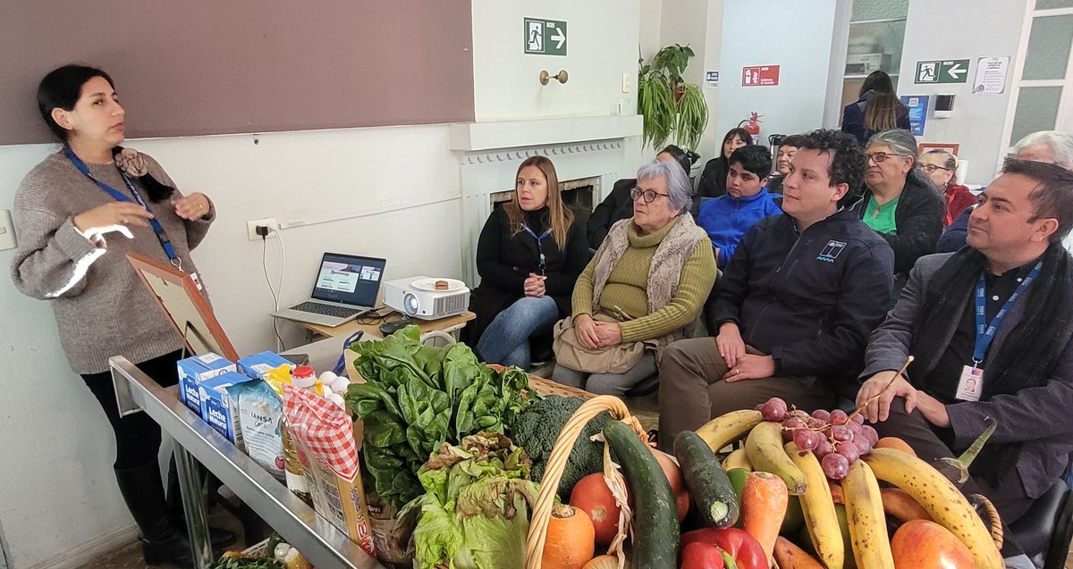 En visita a la Región de #OHiggins, Director Nacional del @FOSIS_Chile Nicolás Navarrete, participó en un taller sobre manejo y conservación de alimentos realizado a familias beneficiarias del Ecomercado Solidario de San Fernando.