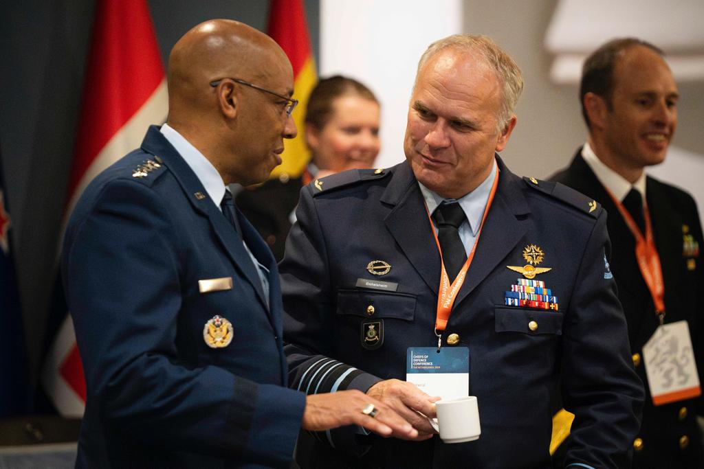 Wereldwijde veiligheidsuitdagingen vragen om sterke #bondgenootschappen. Met militaire leiders van partnerlanden kwamen we in Utrecht bijeen om verder te werken aan een gezamenlijke aanpak tegen globale dreigingen, die onze gedeelde veiligheid raken. 👉 defensie.nl/actueel/nieuws…