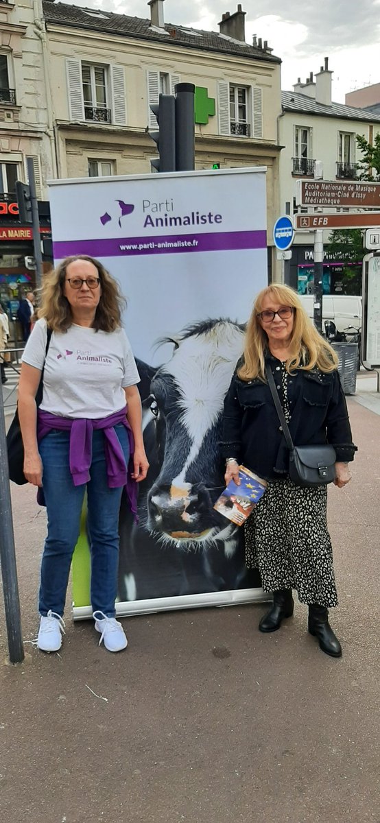 Ce soir tractage pour le #PartiAnimaliste au marché d'Issy les Moulineaux (92) avec ma maman ! Merci également Gabrielle et Jonathan. Très bons retours des passants qui attendent impatience de voir @HeleneThouy au #GrandDebat de @FranceTV le 4 juin ! #Européennes2024