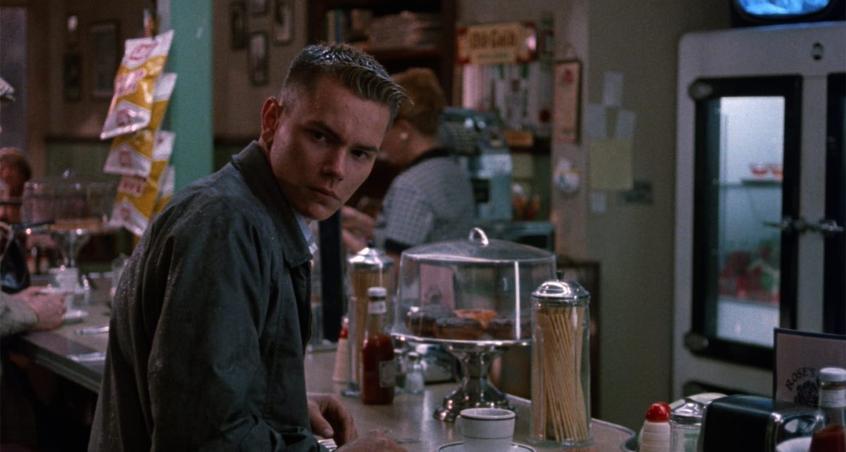 Dogfight (1991) von Nancy Savoca hat mich schwer begeistert. Wer die Before-Reihe liebt muss hier unbedingt reinschauen. Ein Film, der mehr Aufmerksamkeit verdient. ❤️

#35mm #LiliTaylor #RiverPhoenix #ALoveStory
 #USA 🇺🇸