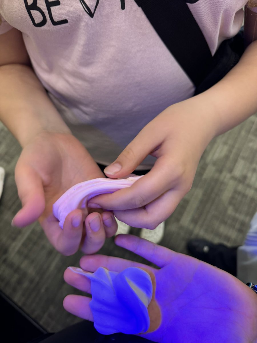 Thank you <a href="/BramptonLibrary/">Brampton Library</a> for hosting us for a Glow in the Dark STEM challenge! <a href="/SomersetPS/">Somerset Dr PS</a>