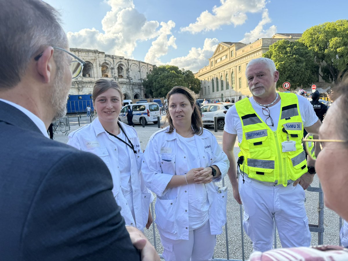 [#FeriaDeNimes] Échanges avec les bénévoles de la Croix-Rouge française, les <a href="/pompiersdugard/">Sapeurs Pompiers du Gard</a> et le SAMU 30, mobilisés dans le cadre du dispositif de secours de la Feria de #Nimes.