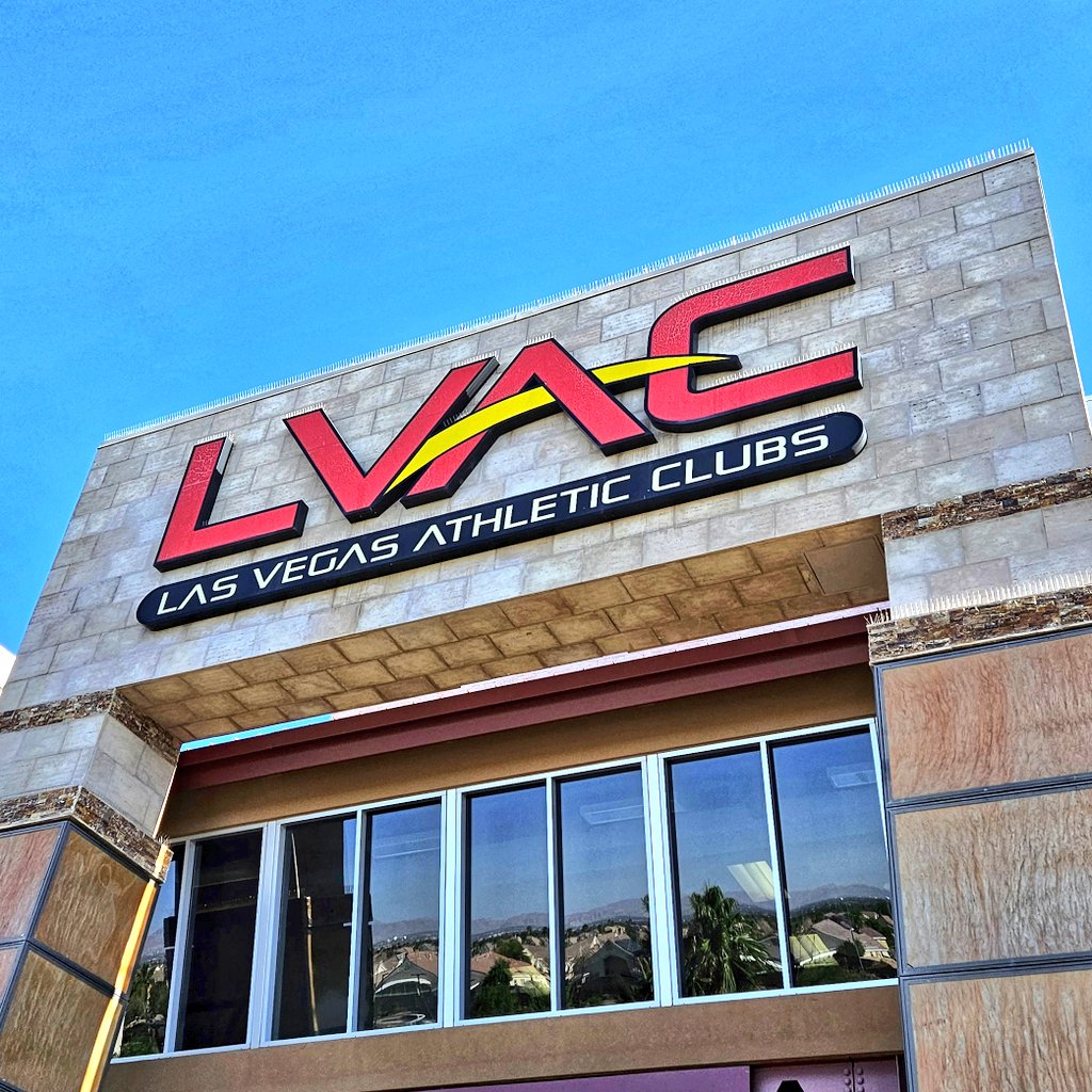 For the past 3 years I lived nomadically & trained using dumbbells, kettlebells, and bodyweight in the back yard, basement or livingroom of wherever was.

I now live fulltime in Vegas & my man & joined @lvac yesterday, thanks to my friend @tyromper who introduced me to it last