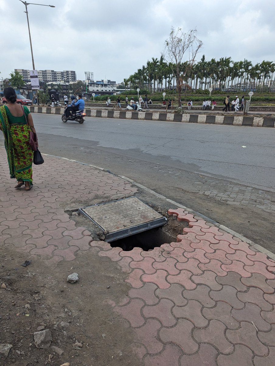 Waiting for disaster to strike opp MTNL Building,BKC. Will necessary action be taken on war footing.@mybmcWardHE @Petition_Group @dias_reggie @mybmcSWD @BaitKhan1