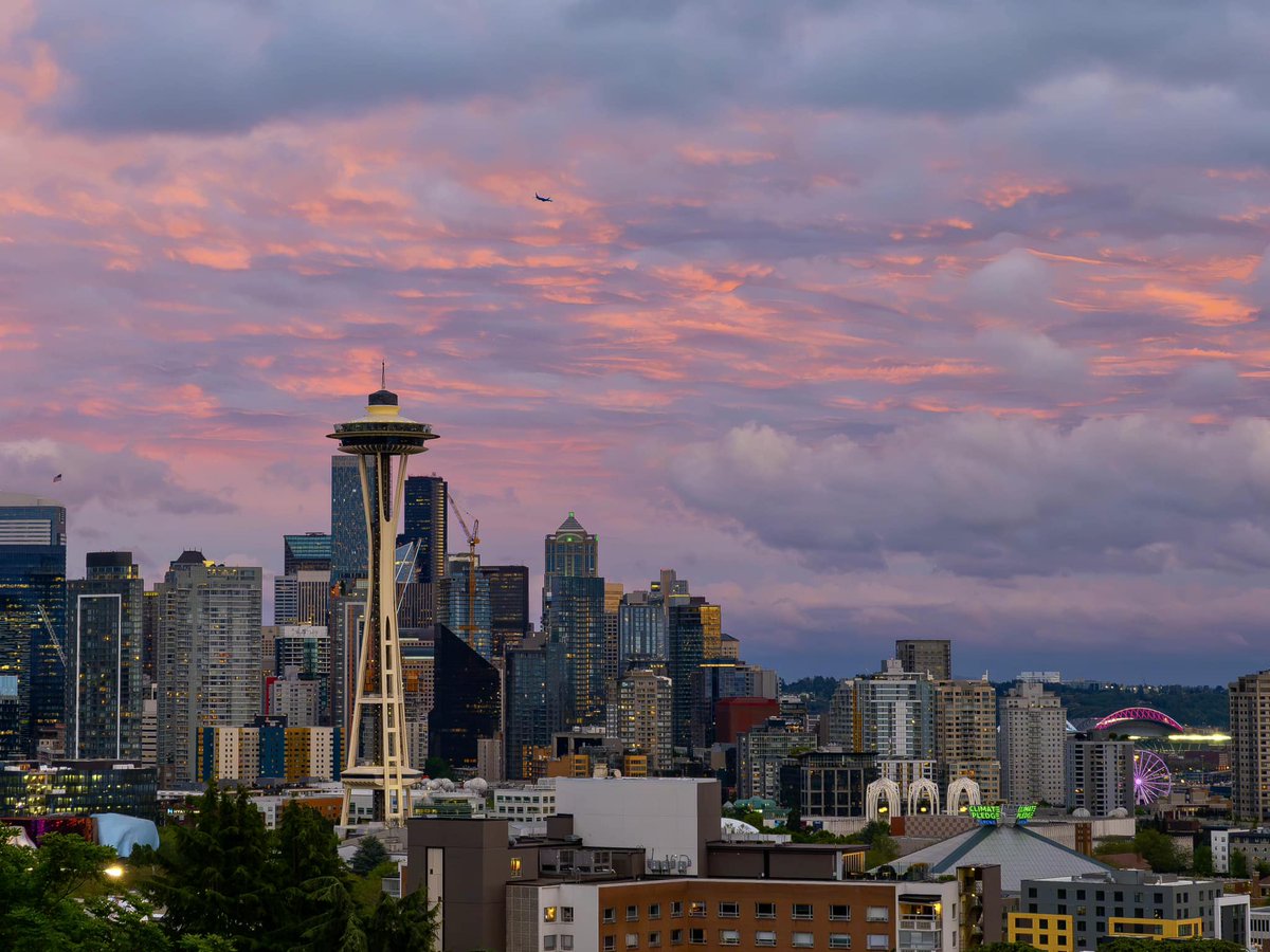 The Emerald City is pretty in pink! 💗💚💖 📸: Thomas Lie #Seattle #PNW #SpaceNeedle