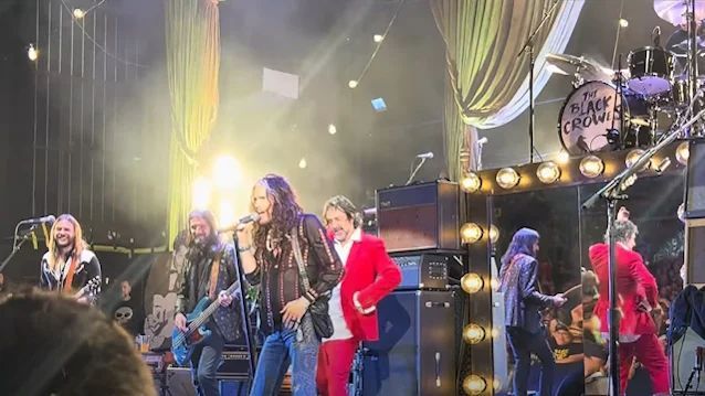 Watch: AEROSMITH's STEVEN TYLER Joins THE BLACK CROWES For 'Mama Kin' Performance In London buff.ly/44LxrMX #TheBlackCrowes #StevenTyler