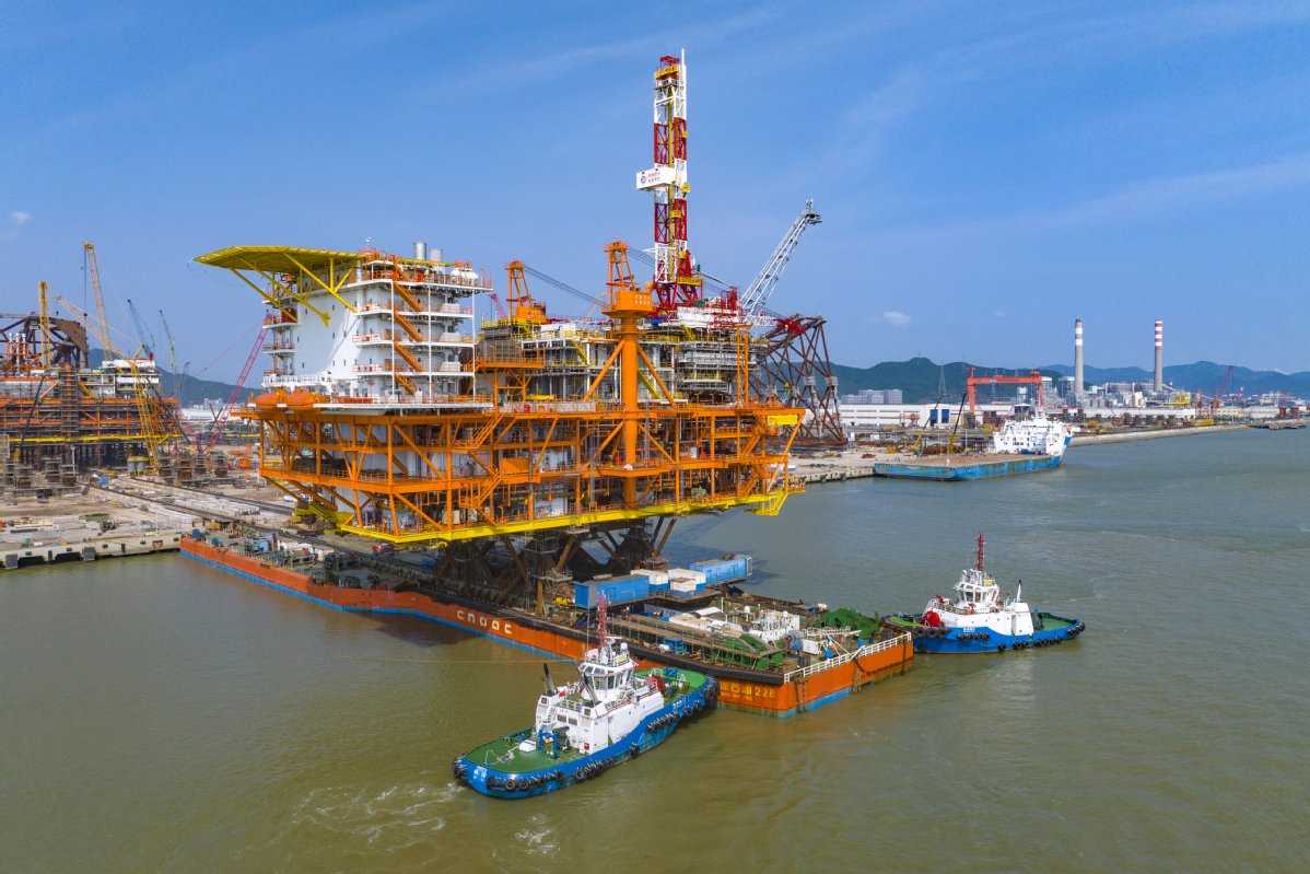 Weighing over 30,000 tonnes, China's first intelligent offshore drilling platform 'Huizhou 26-6' was installed on Friday, according to the project team of the China National Offshore Oil Corporation in south China's Guangdong Province.