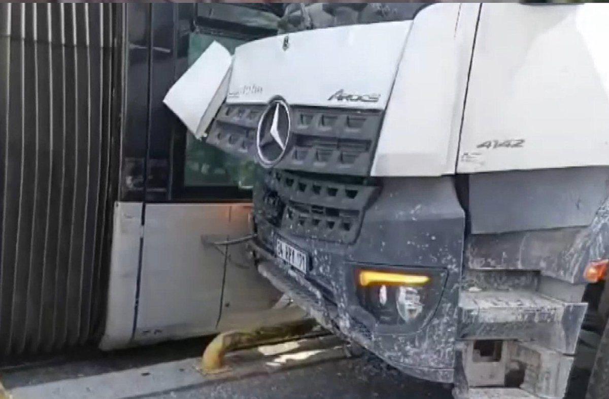 Zeytinburnu'nda, geri manevra yaparak sokağa girmeye çalışan beton mikseriyle tramvay çarptı. Şans eseri can kaybı veya yaralanmanın olmadığı kazada tramvayın camları kırıldı. Yolcular tahliye edildi.