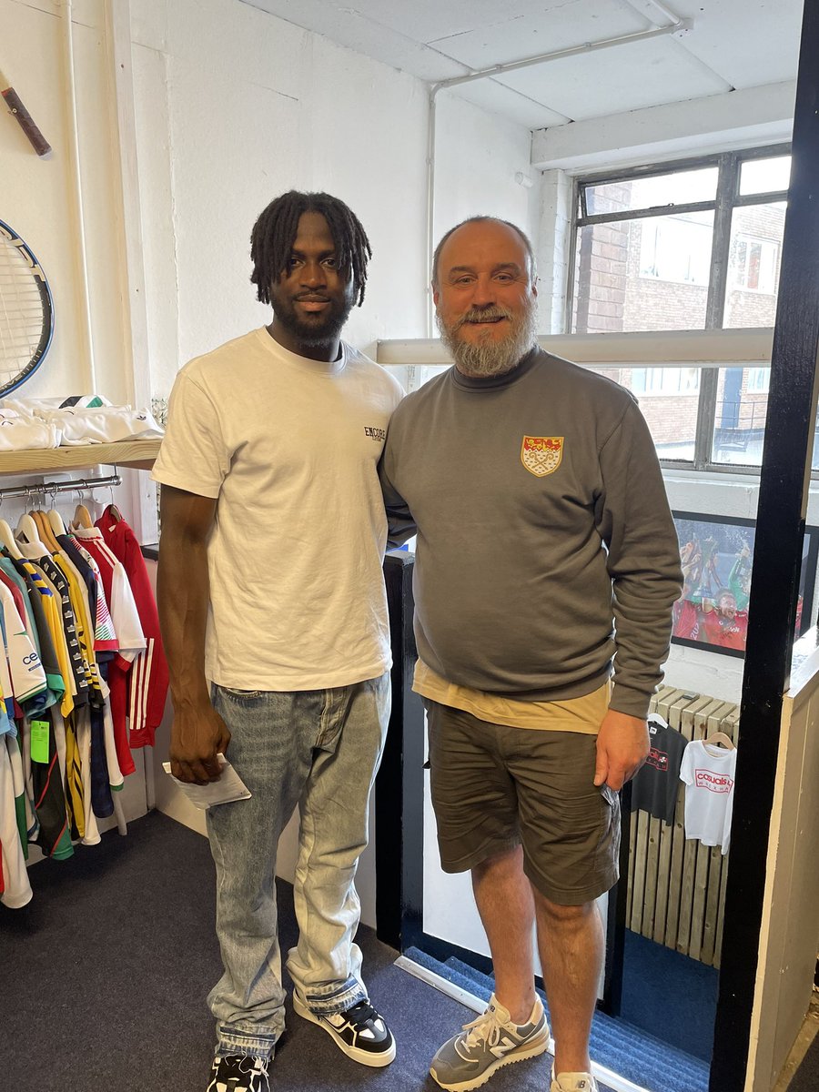 Amazing afternoon with @jacobmendy17 down at the shop always an absolute pleasure chatting to him, cheers mate see you soon have a great holiday 🔴⚪️❤️