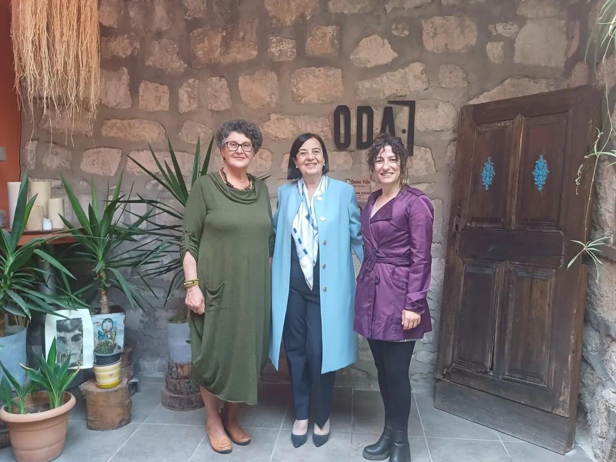 Oda Art Gallery'de açılan "Demir Yolunda Gül Buldum" isimli sergiyi ziyaret ettik.

Mediha Korkmaz'ın 1950'lerdeki  büyük göç dalgası ile Bulgaristan’dan Türkiye’ye göç eden ailesine ait anı fotoğrafları, el emeği örtüler ve Mutaf olan babasının çeşitli dokuma işlerinin de yer