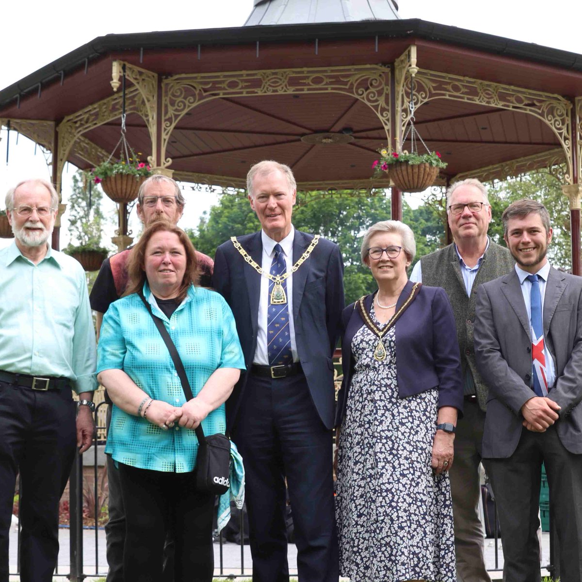 A concert celebrating the successful restoration of the much-loved bandstand in Croydon Rd Recreation Ground #Beckenham, has taken place, with thanks to @mayorofbromley0 and all, particularly @HoltofLondon @becrecfriends @BowiesBecOddity @idverde_Bromley tinyurl.com/57zrrsfe