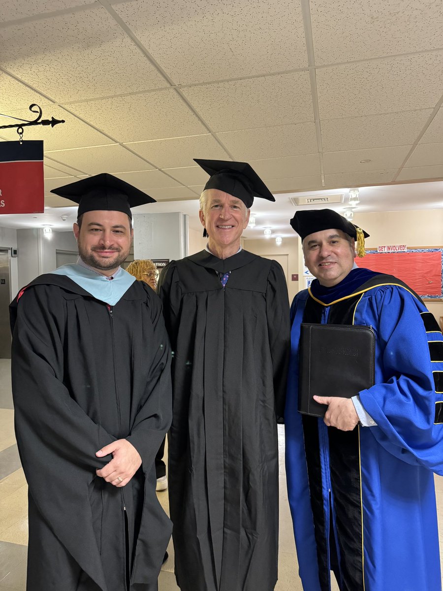Last week I had the honor of addressing the graduates at @BrookdaleCCNews. I also got to hang out a little bit with @MatthewModine, who gave the commencement address. He’s a great guy who truly enjoyed being there. We mostly talked about @nyknicks basketball 🏀