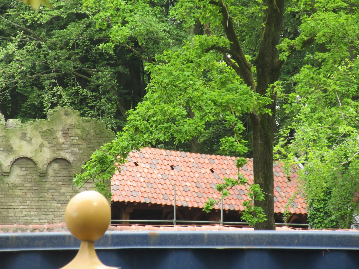 Danse Macabre: Dak al op de ingang, details al verder ingeschaduwd en een stuk dichtgemetselde muur moet nog bijgewerkt worden.
#Efteling #DMC