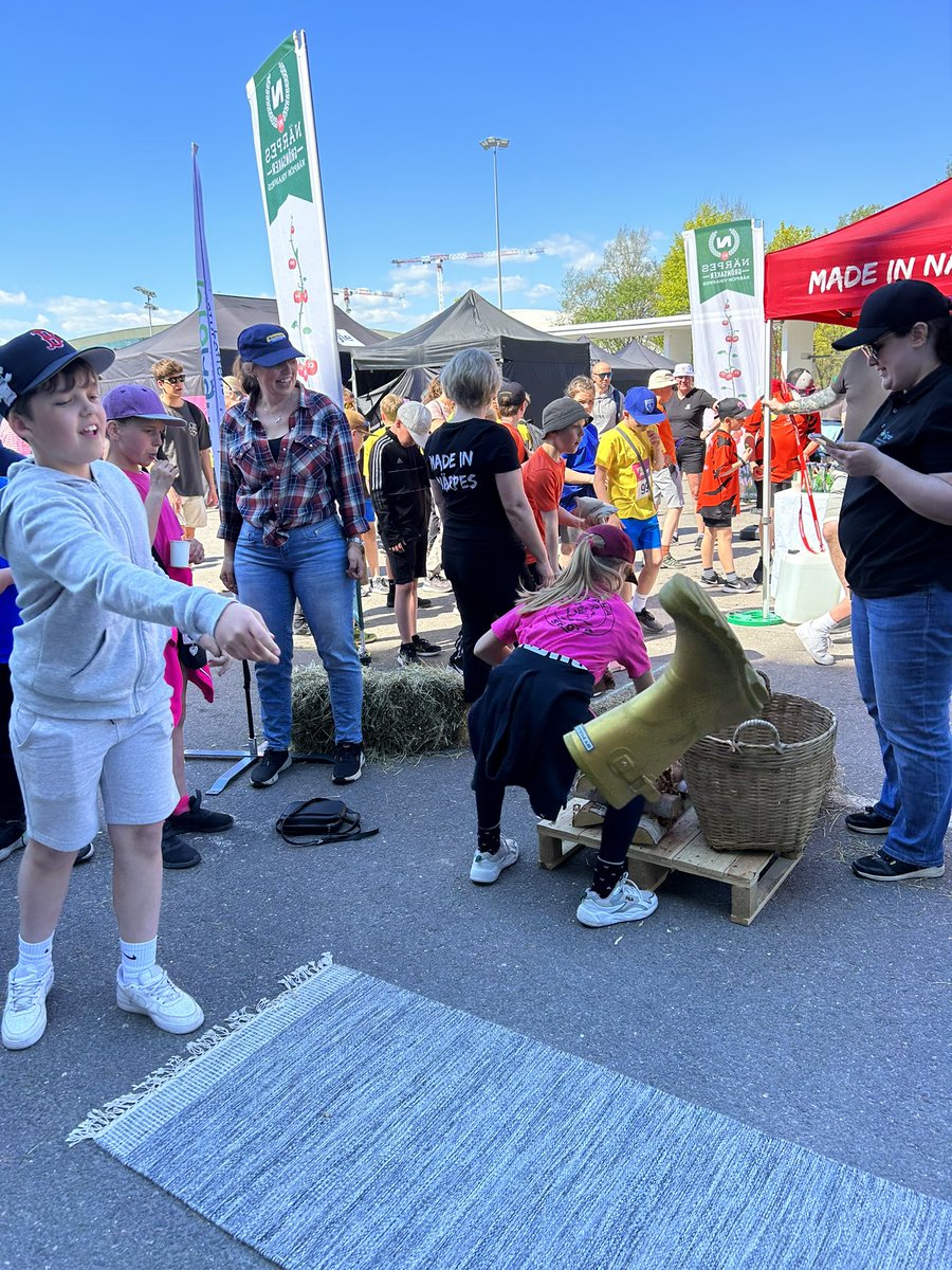 Lande Moves på Stafettkarnevalen som samlar över 10 000 barn, unga, lärare, föräldrar på Olympiastadion 17-18.5. Fint samarbete <a href="/finsv4h/">Finlands svenska 4H</a> <a href="/SLC_lantbruk/">SLC</a> SLC Nyland, FarmerTime Finland, ÖSL, <a href="/NoviaUAS/">Yrkeshögskolan Novia</a> Raseborgs 4H #landemoves #landsbygden #ungdomsarbete #aktivtmedborgarskap #Viär4H