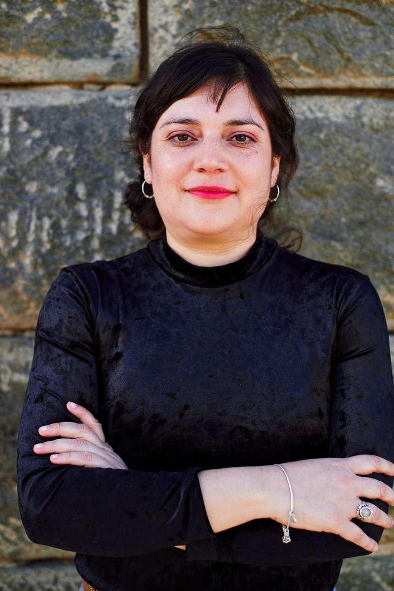 portalesfm's tweet photo. Alejandra Romero, experta en seguridad, sobre pronunciamiento de la Corte sobre el Mercado Cardonal: “Pareciera que van a ejecutarse cambios en el sector, cuando en verdad esto requiere voluntad política”
Un llamado a la coordinación efectuó la Corte de Apelaciones a distintas instituciones públicas respecto a la erradicación del comercio ambulante y limpieza del sector. Ante esta solicitud, la experta en seguridad, Alejandra Romero, aseguró que no se trata de un mandato con efectos inmediatos, sino que más bien un llamado a la coordinación y voluntad política.

Romero, quien es trabajadora social y Magíster en Inteligencia Estratégica, afirmó sobre esta problemática que “yo invito a revisar el sentido que este tiene, ya que lo que hace tribunales es obligar a las instituciones a coordinarse, no tiene otras facultades. Yo temo que estemos frente a cantos de sirenas, ya que ante la opinión pública pareciera ser que van a ejecutarse cambios en el sector, cuando en verdad esto requiere que haya voluntad política, se requieren acciones concretas y planificaciones a corto, mediano y largo plazo que puedan resolver estos problemas”.

La experta en seguridad recordó que “si revisamos en apariciones públicas, no es primera vez que se genera un fallo de estas características, tanto en este sector como en Bellavista-Cumming, pero eso no ha implicado un cambio concreto en términos de ordenamiento urbano, de dotación policial o de infraestructura urbana y recuperación de espacios públicos, así que creo que es hora de que hagamos exigencias ciudadanas respecto de cuáles son las facultades y obligaciones que cada institución tiene, hacerse cargo y ocupar las herramientas que el Estado tiene, para mitigar los costos que tiene este tipo de incivilidades en el sector”.

La ex directora de Seguridad del municipio porteño y coordinadora regional de Seguridad Pública, señaló sobre esta problemática que “es una tarea ineludible para las autoridades regionales y comunales hacerse cargo de lo que ocurre en el entorno del Mercado Cardonal, sumado a la zona de Avenida Argentina y Pedro Montt, porque el desorden urbano, la aglomeración de personas y la cantidad de incivilidades que ocurren en el sector, claramente imponen una sensación de seguridad muy alta a la ciudadanía, e impactan al libre desplazamiento y a la democratización de los espacios públicos”.

Alejandra Romero también es diplomada en Ciberseguridad, en Análisis de Inteligencia, en Seguridad Ciudadana y en Derechos Humanos, Gestión de Riesgo y Políticas Públicas, con un amplio currículum en materias de prevención y seguridad integral.