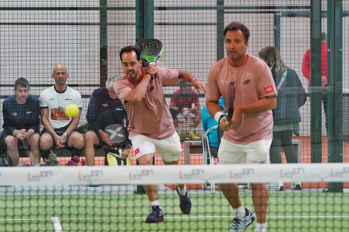 FMP_Padel's tweet photo. 🔝🏆🎾 Campeonato de España 🇪🇸 de pádel por SSAA de Veteranos 

🚹 Cuartos 
⏰ 17:00 h
📍MiClub Pádel

Fed Madrileña Pádel
⚔️ 5-0
Fed Pádel Castilla y León

¡Vamos Madrid!
👏🏻👏🏻👏🏻👏🏻👏🏻

#soyfmpadel  @padelfederacion @bullpadelsport @fisiosaludmas https://t.co/0EhBz3uwH3
