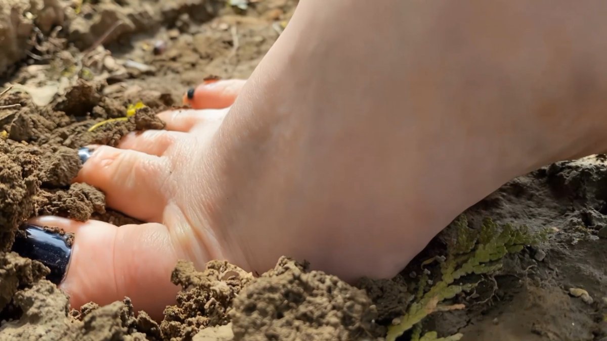 Imagine just how much pressure is here to smush you into the dirt like this beneath #Giantess Astrid's bare foot!