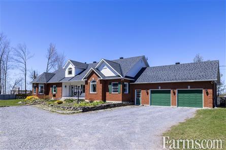 67 acre hobby farm is available in Plantagenet, Ontario ⤵️ This property includes close to 40 acres that can be used to grow crops and graze animals, as well as a Maple sugar bush with 1335 taps. Take a look: farms.com/farm-real-esta… #FarmRealEstate #OntAg @farm_ontario