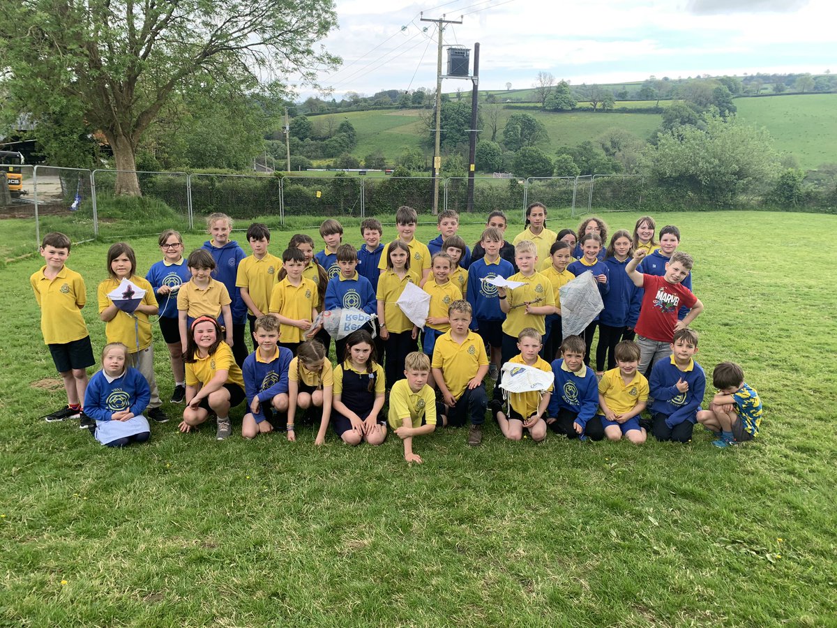 BroBrynach's tweet photo. Disgyblion CA2 yn dathlu Diwrnod Heddwch ag Ewyllys da yr Urdd yn Gwener Gwyllt heddiw🪁🏴 #barcud #heddwch2024 #heddwchimiyw @ysgolawyragored @Urdd
KS2 pupils celebrating the Urdd’s Peace and Goodwill message in Gwener Gwyllt today🪁🏴 #kite #peace #peaceandgoodwill @_OLW_ https://t.co/zU7IoB1m34