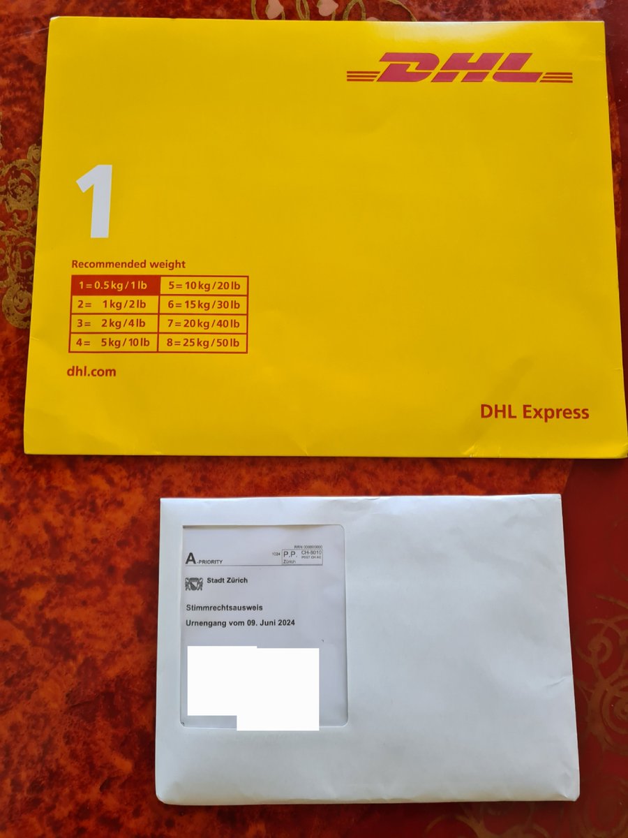 Πάνω βλέπετε την ελληνική 🇬🇷 αποστολή για την επιστολική ψήφο εξωτερικου, κόστους 2x€50 με DHL express (συν κόστους επιστροφής)

Κάτω βλέπετε την ελβετική 🇨🇭 αποστολή, επίσης εξωτερικού, 2x€3.70 με απλό ταχυδρομείο.

Αλλά οι πολίτες φταίνε που σπαταλάνε λεφτά για καφέ στο χέρι.