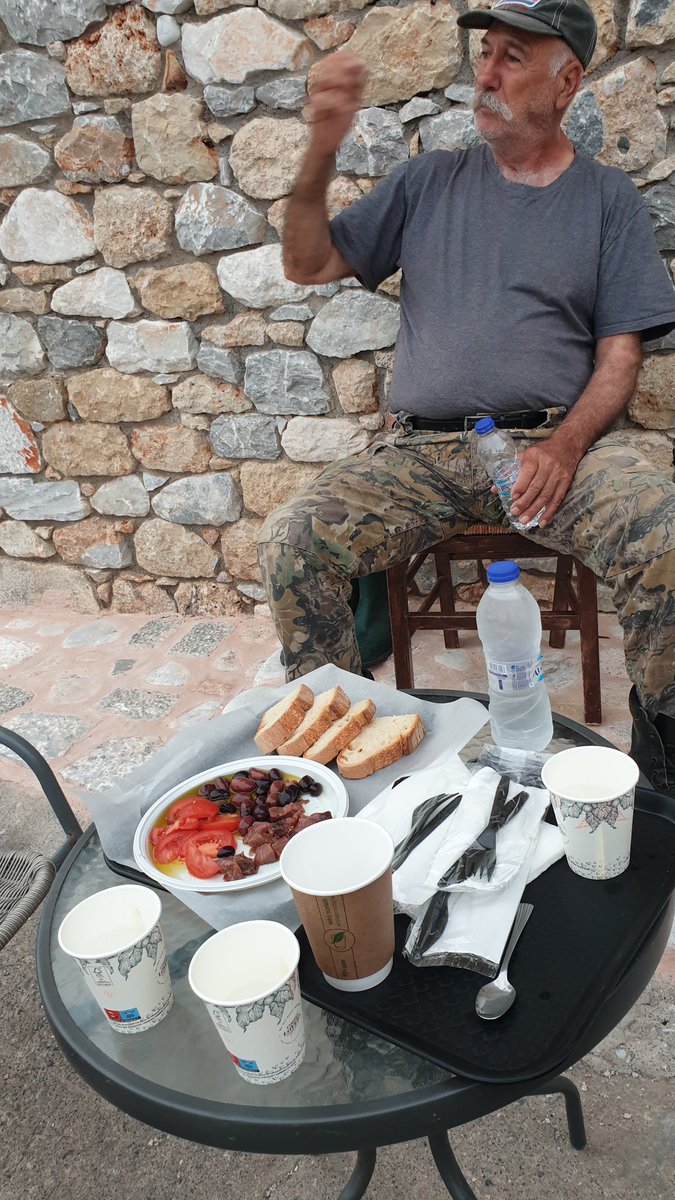 An Land, der Fischer,1 von 10 Bewohnern. Tisch auf die Hauptstraße und das eigene Abendessen incl Ouzo mit uns geteilt.