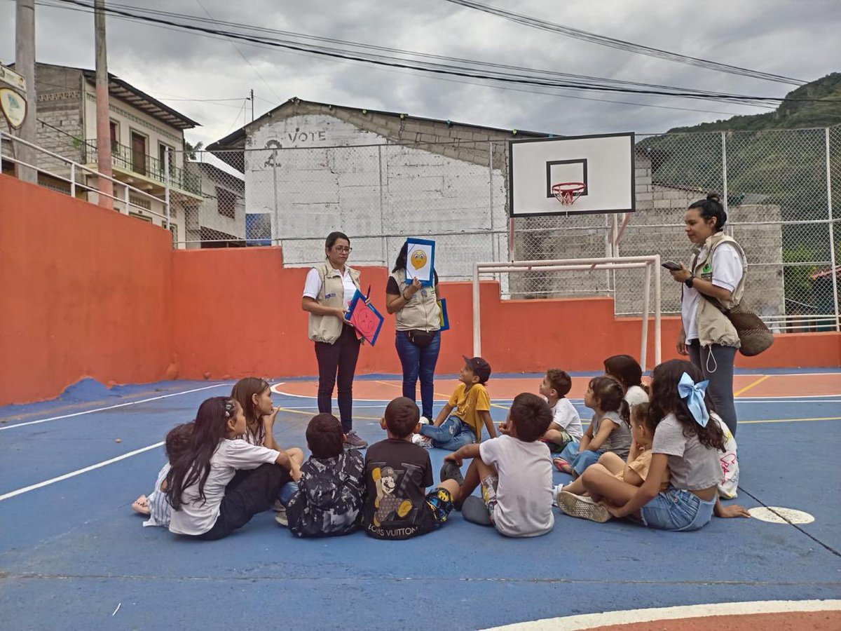 #ICBFEnLasRegiones | Un equipo de la regional #Tolima, llegó a Honda para brindar acompañamiento psicosocial mediante el juego, lúdica y danza, contribuyendo a la disminución de las afectaciones por la ola invernal que se presentó en el municipio. 👧🏻👦🏾☁️