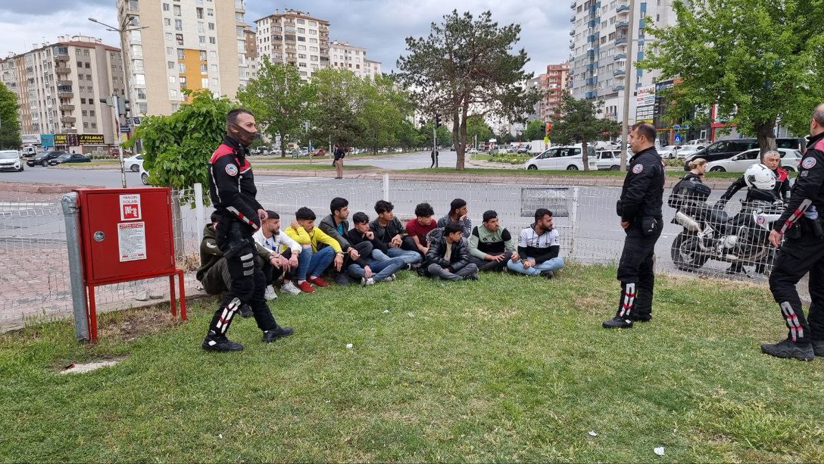 11 kaçak göçmen Yunus Timleri’ne yakalandı anadolunettv.com/haber/11-kacak… #Kayseri #haber #haberler #asayiş #asayişhaberleri #polis #suriyeli #kaçak #göçmen