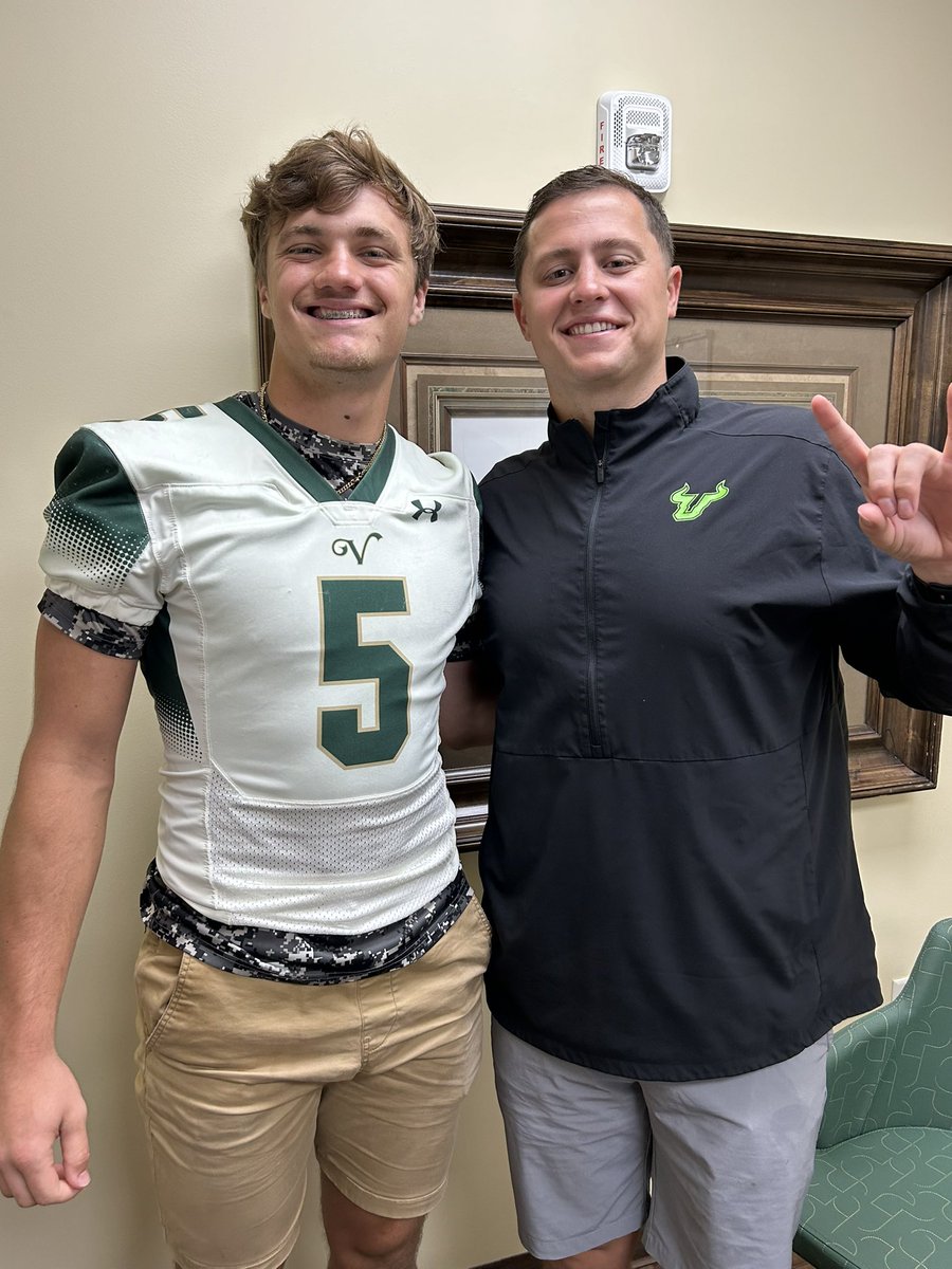 Thank you, @CoachHoodie, for stopping by my school to see me today! I enjoyed seeing you again and talking @USFFootball

#ComeToTheBay @VHSFootballFBT
@CoachJTaylorUSF @CCasarahi