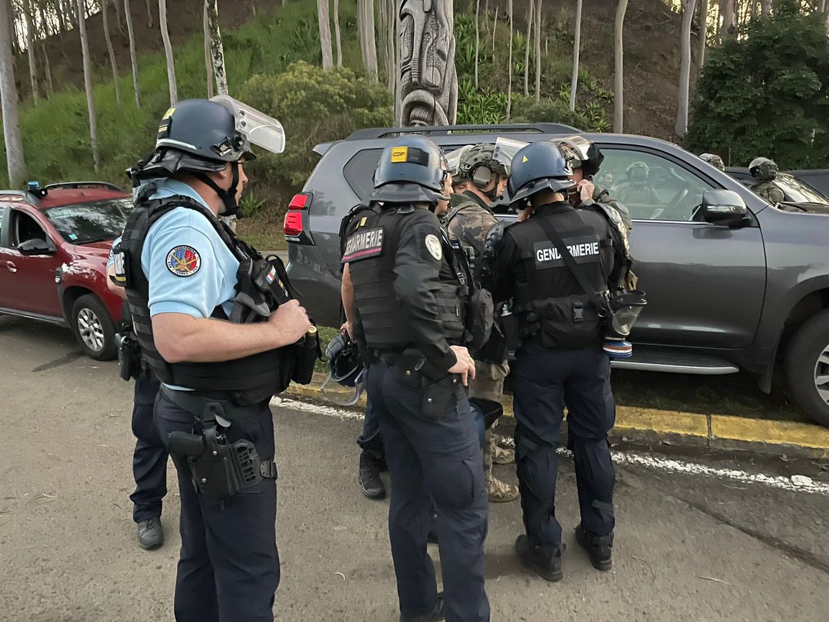 ⏱️ 5ème jour d’#engagement intense pour les #gendarmes de #NouvelleCalédonie qui œuvrent pour le retour au calme et restent déterminés.
Plein #soutien à leur action de protection🛡️ de la population et des points vitaux du territoire.
👮‍♂️ Les renforts continuent d’arriver.