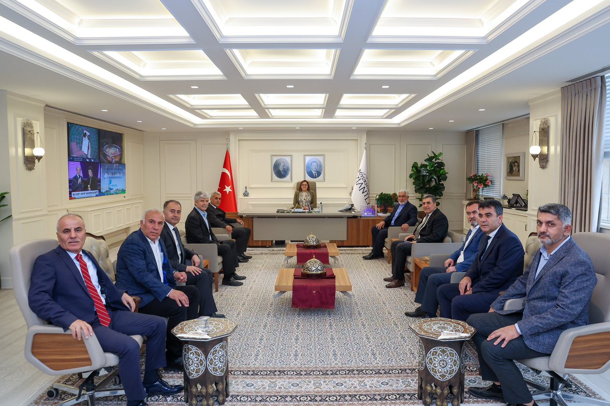 Araban Eğitim Kültür ve Dayanışma Derneği Yönetim Kurulu olarak Büyükşehir Belediye Başkanımız Sn. Fatma Şahin Hanımefendiye Yeni Dönem Görevinde Başarılar Diledik. Güzel ev sahiplikleri için Sn. Fatma Şahin başkanımıza teşekkürü bir borç biliriz. <a href="/FatmaSahin/">Fatma Şahin</a> <a href="/GaziantepBeld/">Gaziantep Büyükşehir</a>