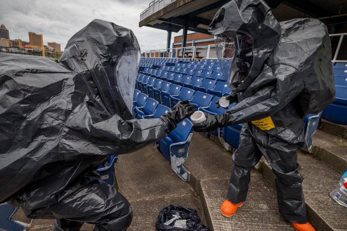 .@NJNationalGuard's Weapons of Mass Destruction-Civil Support Team investigated a simulated crime scene during a training exercise. WMD-CSTs identify chemical, biological, radiological, & nuclear substances, & advise civil authorities on how to respond. 📸ngpa.us/29691