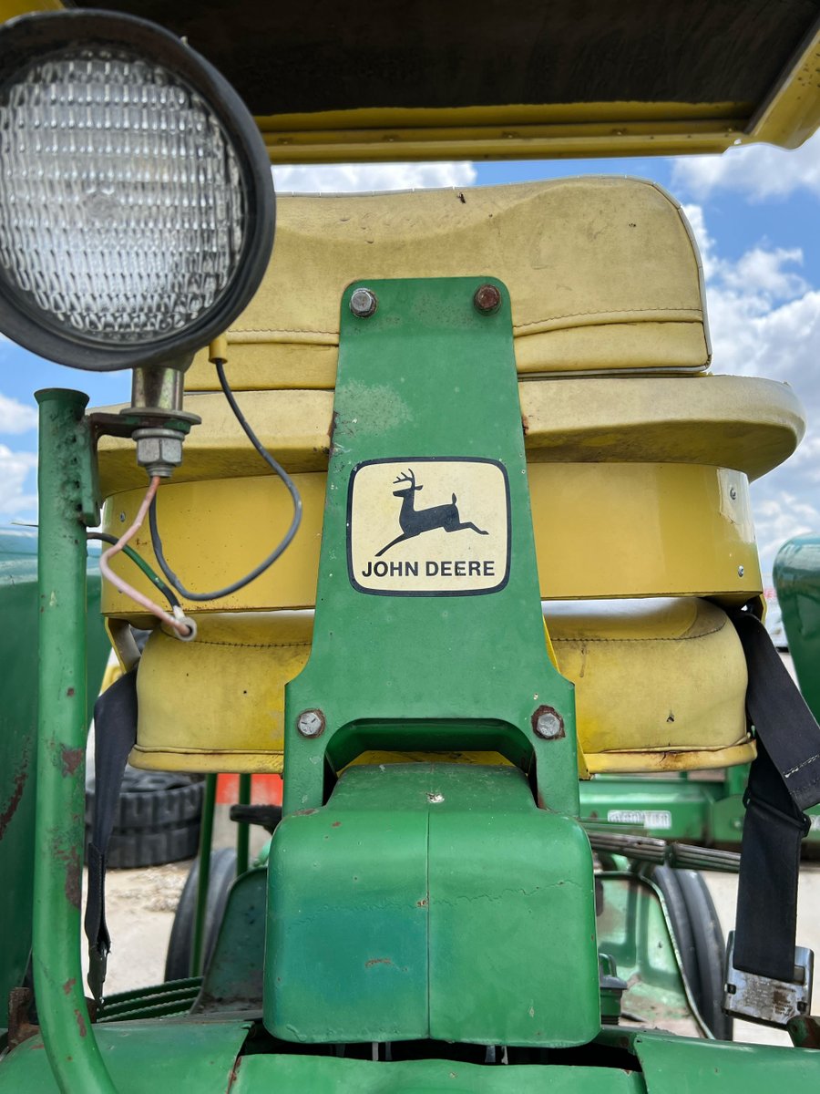 John Deere 3020 on the Assumption Lot 👌
-----
#johndeere #johndeeretractor #modelmonday #sloans #sloanimplement #johndeere3020 #whatsthemodel #vintagetractors #drivegreen #powerup #vintagejohndeere #greenmachine