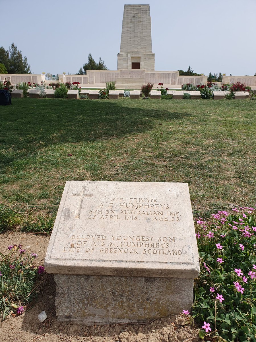 Lone Pine #Gallipoli This headstone may be of interest @InverclydeWW1 @cartsburnbooks