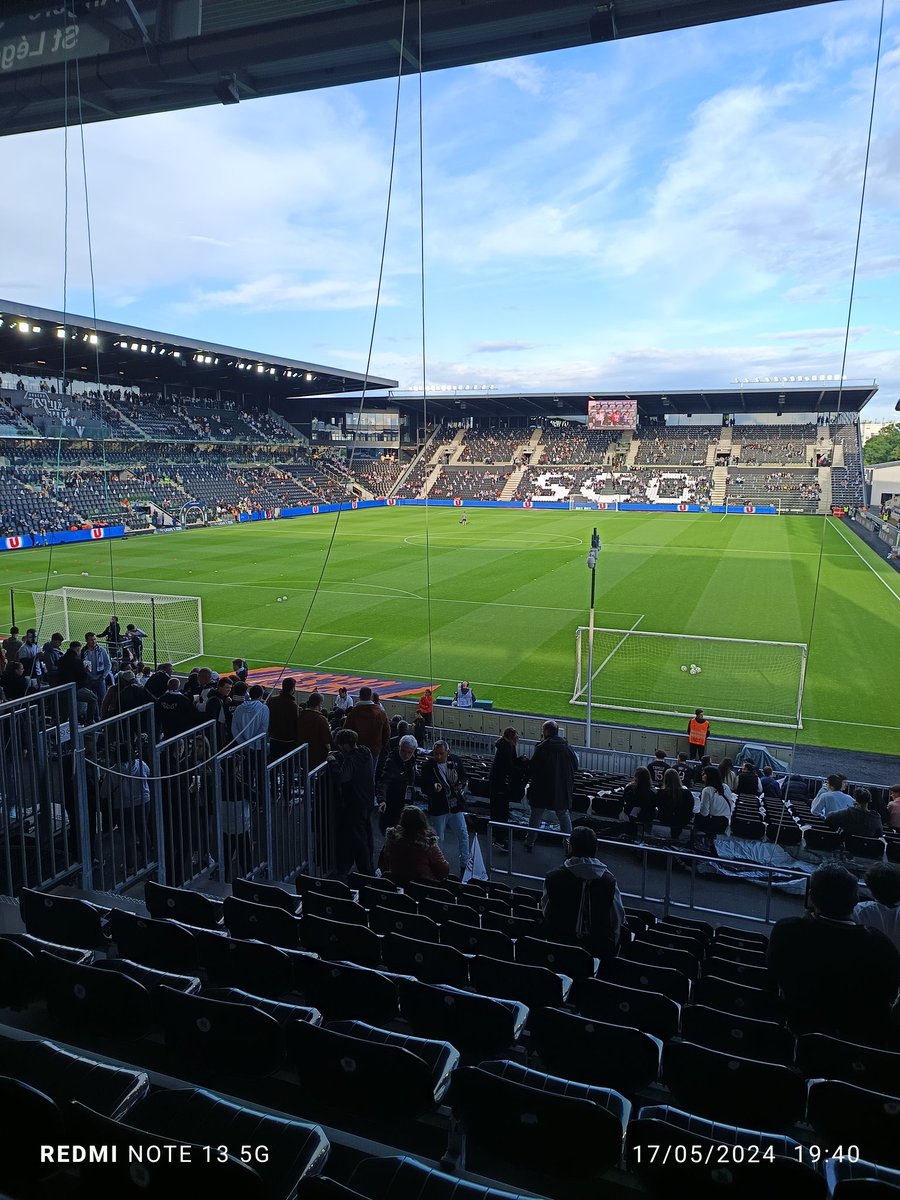 LudovicCaillon's tweet photo. L'arène se rempli , on va vivre 90 minutes les plus stressante ! J'ai pas souvenir qu'il y' a 9 ans c'était si stressant que ça ! #SCOUSDL https://t.co/weI4opj7Nf
