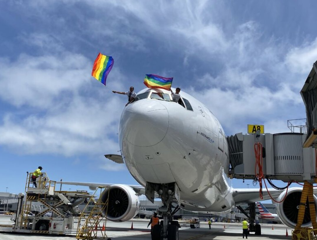 Des équipes d'#AirFrance et de #Transavia ont participé à Journée Mondiale de lutte contre l'homophobie, la transphobie et la biphobie 🌈