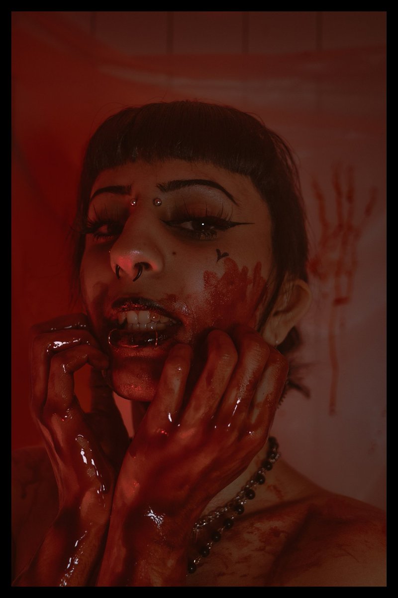 Beautifully damned 🩸🦇
#fakeblood #makeup #darkness #ecil #horror #massacre #photoshoot #photooftheday #photography