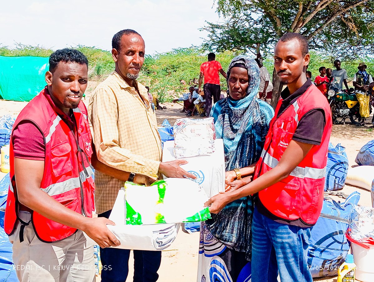 The @KenyaRedCross #Garissa branch in collaboration with @IOMKenya , @UNICEFKenya and Office of the #Fafi MP today effectively distributed Food ration, NFIs & WASH items to 246 flood affected Households in Mansabubu centre, Bura East Sub~County.
