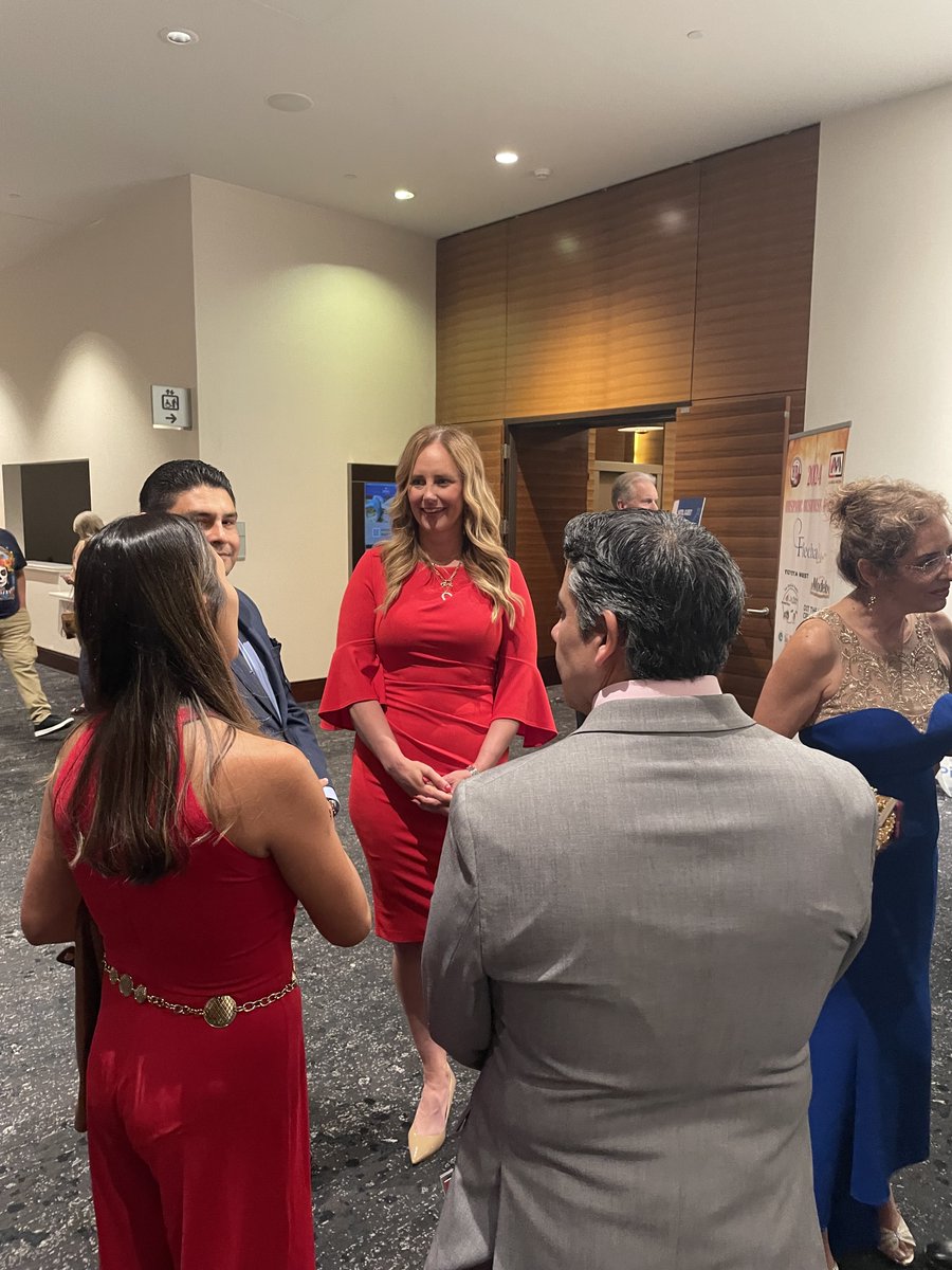 OhioDevelopment's tweet image. Director @LydiaMihalik and the Minority Business Development Division team had a fantastic time at La Mega Media's Annual Hispanic Business Awards. 
Congratulations to all the winners! 👏 🎉