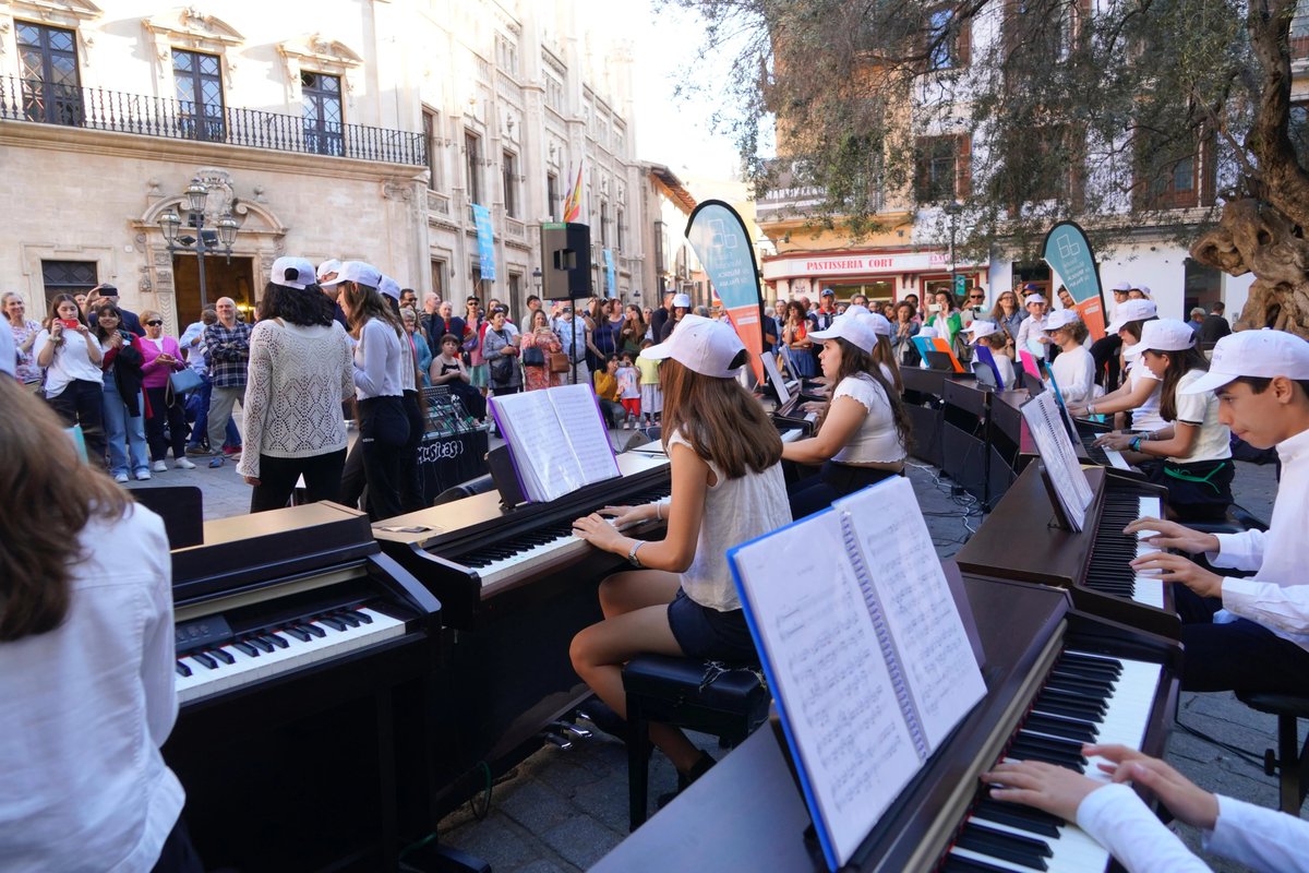 La Plaça de Cort de Palma acull la segona edició de la Pianada, organitzada per l'Escola Municipal de Música. Vuit temes, catorze pianos, música per a tots! uepmallorca.app/la-placa-de-co…