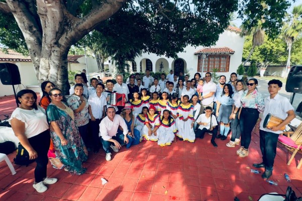 La Guajira suena con #SonidosParaLaConstrucciónDePaz. Entregamos una dotación de instrumentos a 33 instituciones educativas en este departamento. Más de 6.600 niños y jóvenes se beneficiarán con formación musical y 66 artistas formadores tendrán empleo.👉🏼bit.ly/sonidosguajira