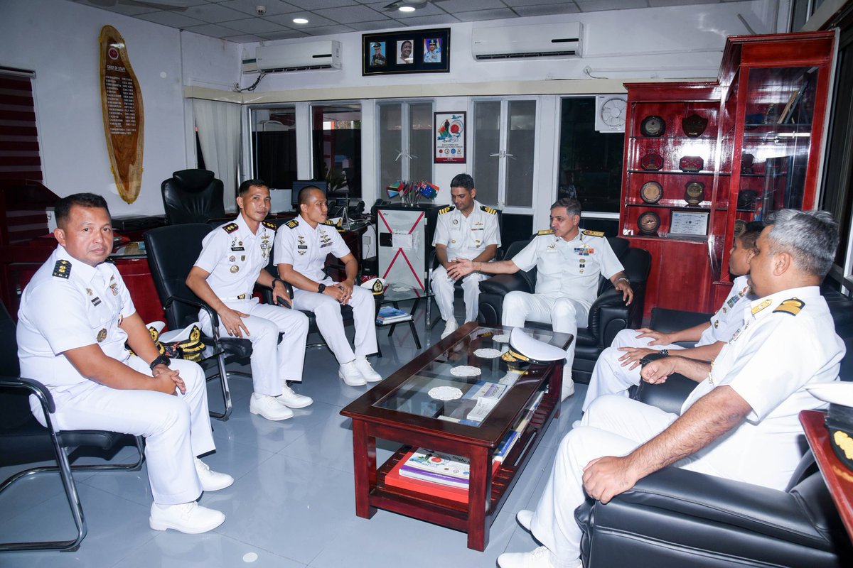 #ANC First Adm Anung Sutanto, Sr Offr Indonesian delegation, arrived #PortBlair & called on RAdm Sandeep Sandhu, Chief of Staff, AndamanNicobarCommand & Cmde Prashant Handu, #NAVCC. Both sides conducted professional interactions and operational discussions.#BridgesOfFriendship